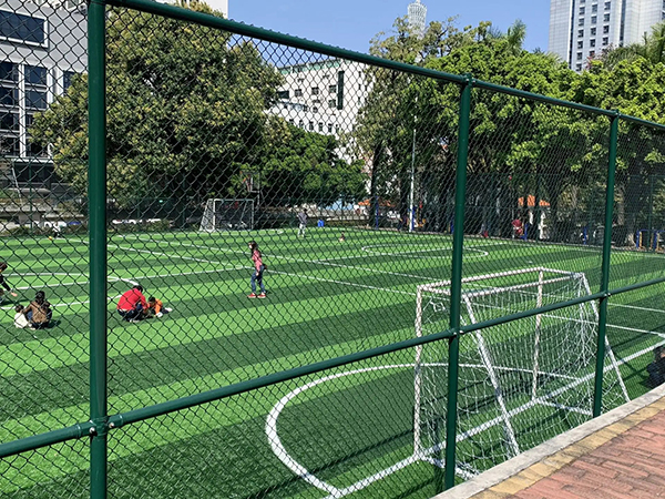 江西北京某高校足球場圍網安裝完成應用